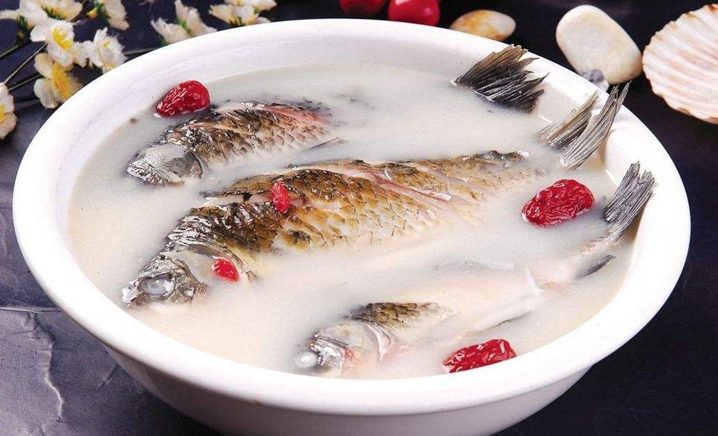 清炖鲫鱼——美味健康的家常佳肴，清炖鲫鱼，家常美味与健康兼备的佳肴