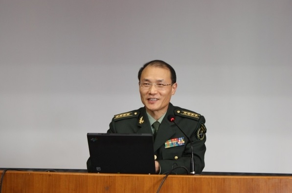 国防大学梁教授，学术领军，国防建设的明灯，国防大学梁教授，学术领军，国防建设之灯塔领航者