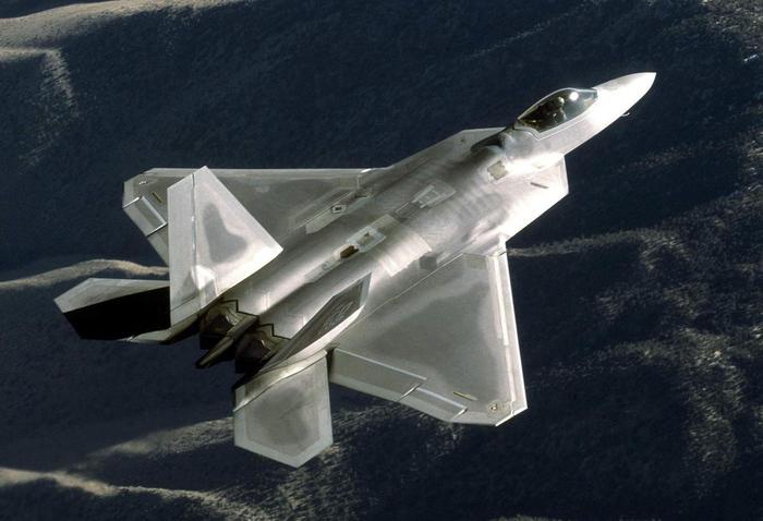 歼-20与F-22，究竟哪个更先进？，歼-20与F-22，谁的技术更先进？对比解析