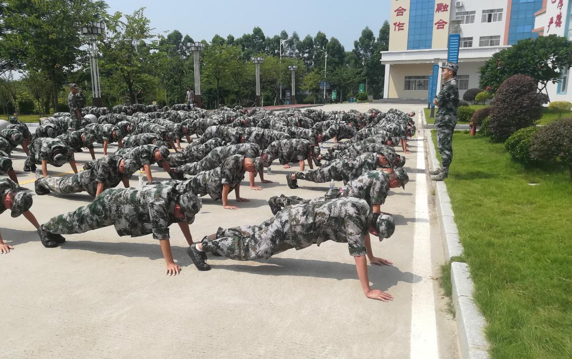 新兵入伍第一个月训练概览，新兵入伍首月训练全解析