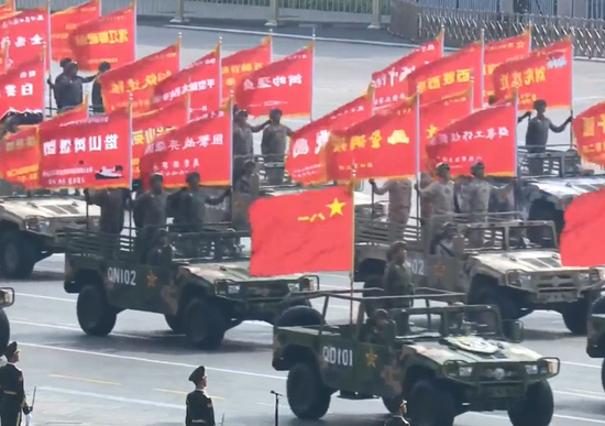 阅兵战旗方队中的多彩旗帜，阅兵战旗方队中的多彩旗帜展示风采
