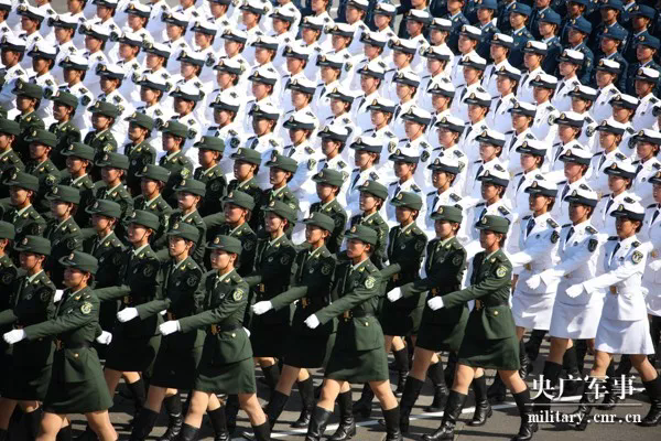 三军女兵方队，展现新时代巾帼风采的震撼视频，新时代巾帼风采，三军女兵方队震撼视频展示