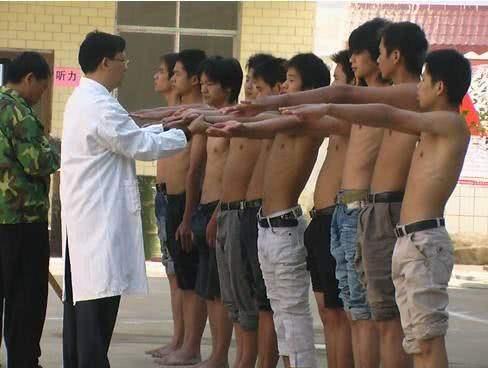 征兵下蹲标准动作的重要性及其实际应用，征兵下蹲标准动作的重要性及其实际应用解析