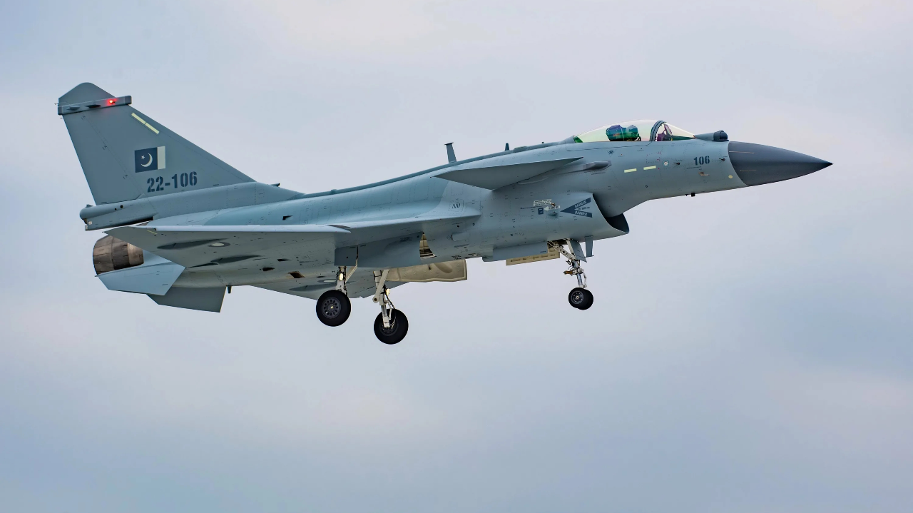 歼-10与枭龙对决F-15，空中力量的较量，歼-10与枭龙对决F-15，空中力量的巅峰较量