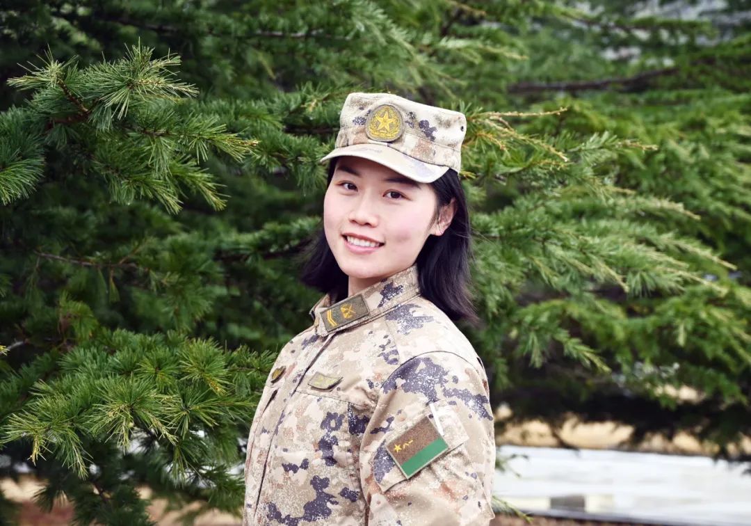 中央军事频道女兵谭如熙，新时代的女兵风采，中央军事频道女兵谭如熙，新时代女兵的风采展现