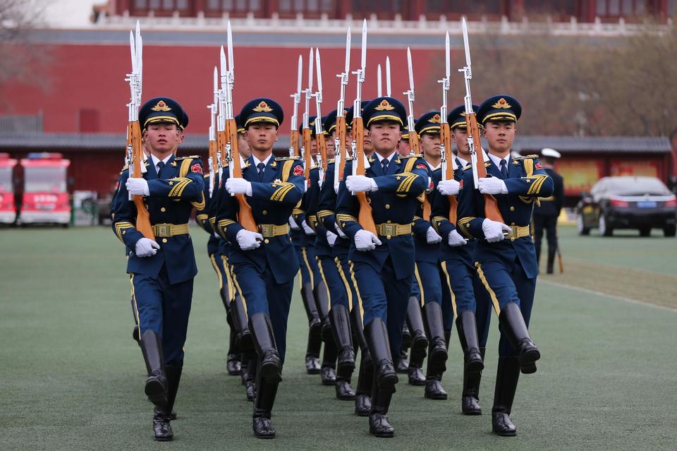 三军仪仗队升国旗，荣耀与庄严的象征，三军仪仗队升国旗，荣耀与庄严的国威展现