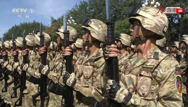 我军配发新式星空迷彩——迷彩技术的革新与战斗力提升，我军配发新式星空迷彩，迷彩革新助推战斗力跃升