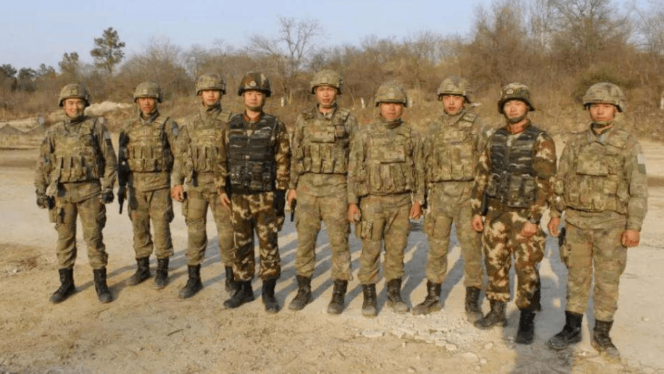 我军配发新式星空迷彩——迷彩技术的革新与战斗力提升,我军配发新式星空迷彩,迷彩革新助推战斗力跃升