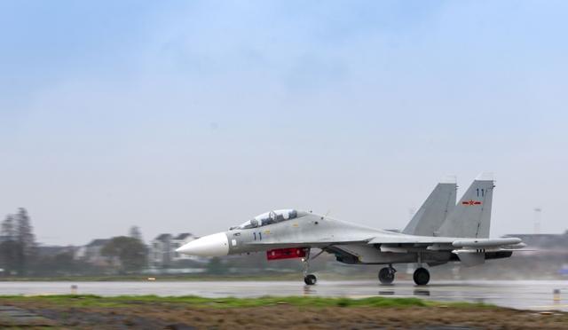 苏-30图片，展现俄罗斯空中巨无霸的魅力与实力，苏-30空中巨无霸，俄罗斯战斗机的魅力与实力展现