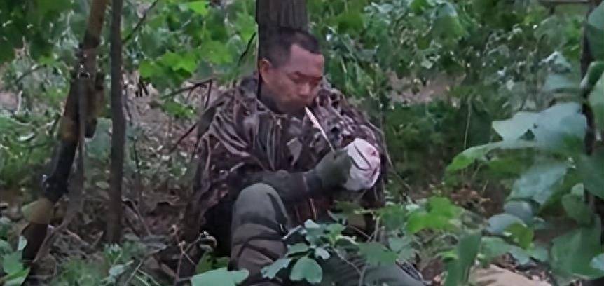 手榴弹扔裤裆，战争与幽默的荒诞交织，战争中的荒诞幽默，手榴弹与裤裆的意外交汇