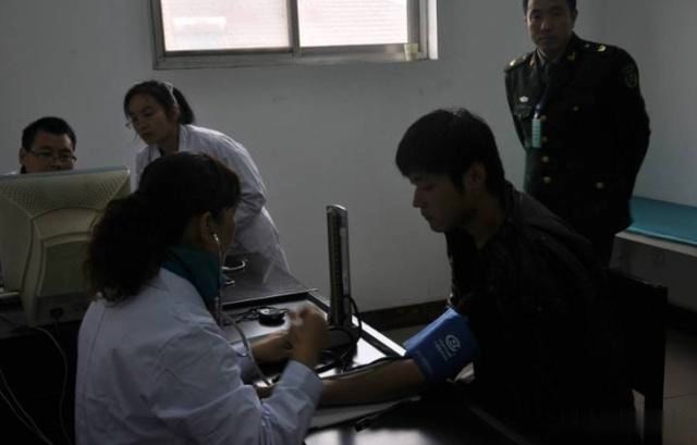女兵体检遇到男医生的挑战与思考，女兵体检中面对男医生的挑战及思考