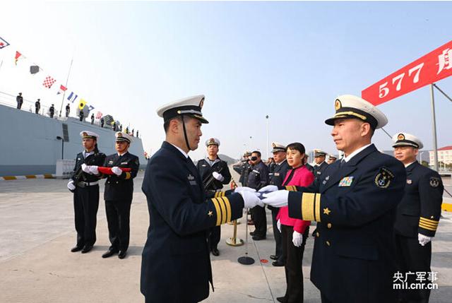 海军节舰长，荣耀与责任并存，海军节上的舰长荣耀与责任同行