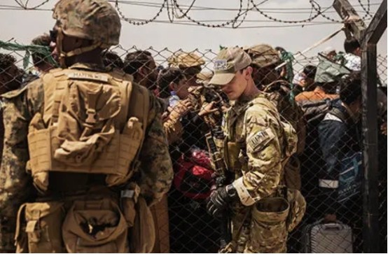 中方罕见主动出击，美国遭遇一击，全球化背景下的战略博弈与挑战，全球化背景下的战略博弈，中方主动出击挑战美国，一击制胜的较量与挑战