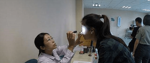 女生参军体检