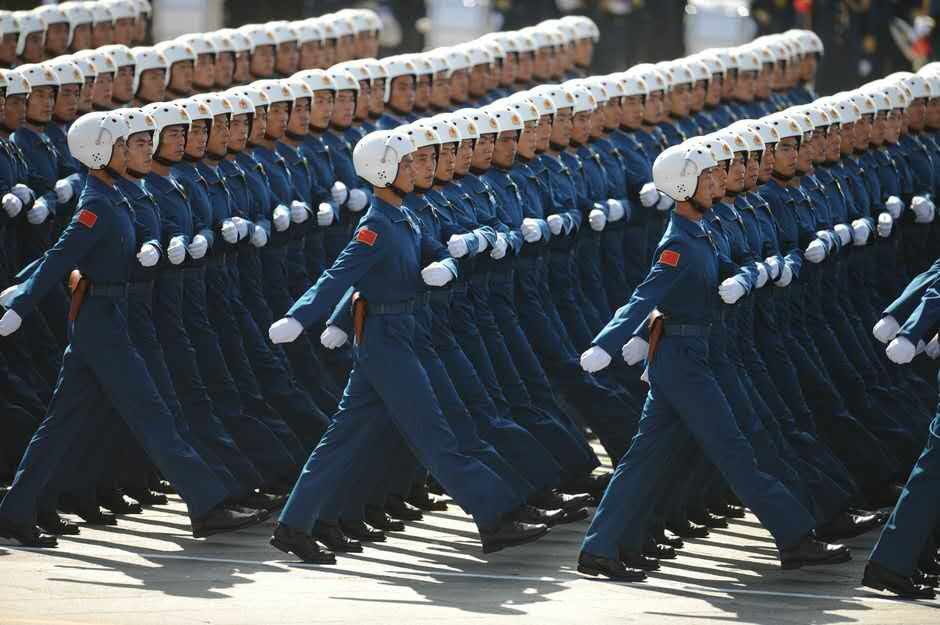阅兵方阵中的铁骨铮铮——士兵们的腰杆挺直，阅兵方阵中的铁骨铮铮，士兵们的坚定腰杆展现荣耀风采