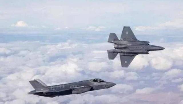 美国F-35在俄罗斯的阴影下，一次意外的挫败，美国F-35遭遇俄罗斯阴影，一次意外的挫败
