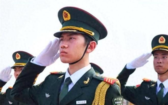 军装上的黄绳子佩戴指南,军装黄绳佩戴指南,详解佩戴方法与注意事项