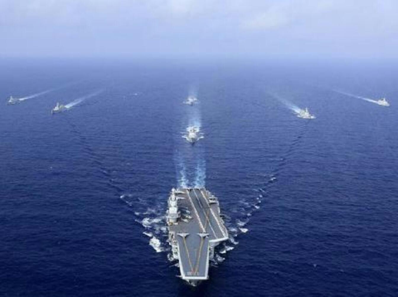 揭秘，揭秘全球首艘百吨级潜艇的奥秘，全球首艘百吨级潜艇深度揭秘，探索奥秘之旅