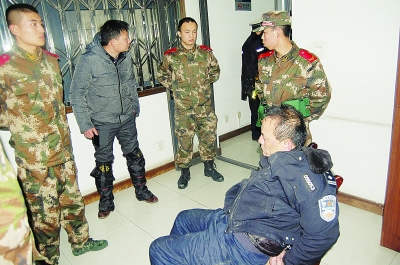武警服饰概述，了解武警穿什么衣服的图片，武警服饰概览，揭秘武警制服的风采与图片解读
