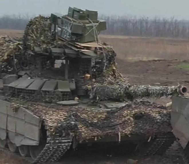 乌军坦克亮相,揭示现代军事力量的新面貌,乌军坦克亮相展现现代军事力量新貌风采