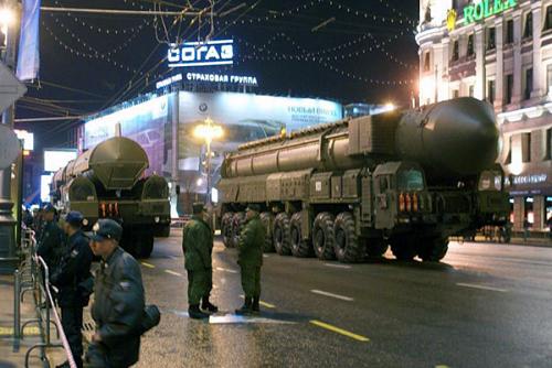 白杨与路,一次关于前行与坚韧的旅程,白杨与路,坚韧前行的旅程