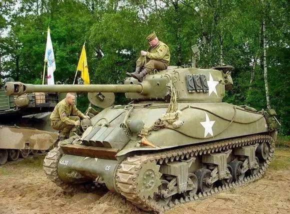 谢尔曼与四号坦克大小对比，谢尔曼与四号坦克，尺寸对比解析