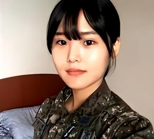 漂亮的军人女兵，展现新时代风采，新时代女兵风采，军中巾帼展靓丽风采