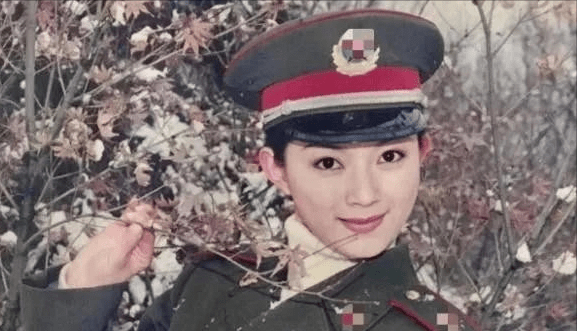 国防军事主持人叶知秋,传递军事力量与和平之音,国防军事主持人叶知秋,传递军事力量与和平之声