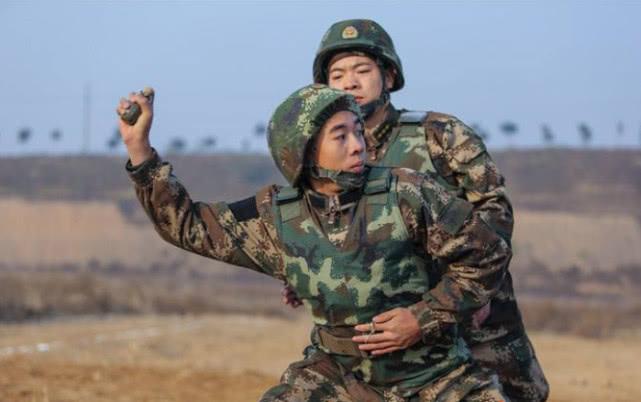 手榴弹扔你裤裆里图片,揭示暴力与无知之间的危险交汇点,暴力与无知交汇的危险,手榴弹扔向裤裆图片揭示现实警示