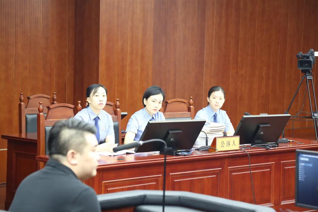 红旗二，时代的象征与精神的传承，红旗二，时代精神传承与象征的旗帜