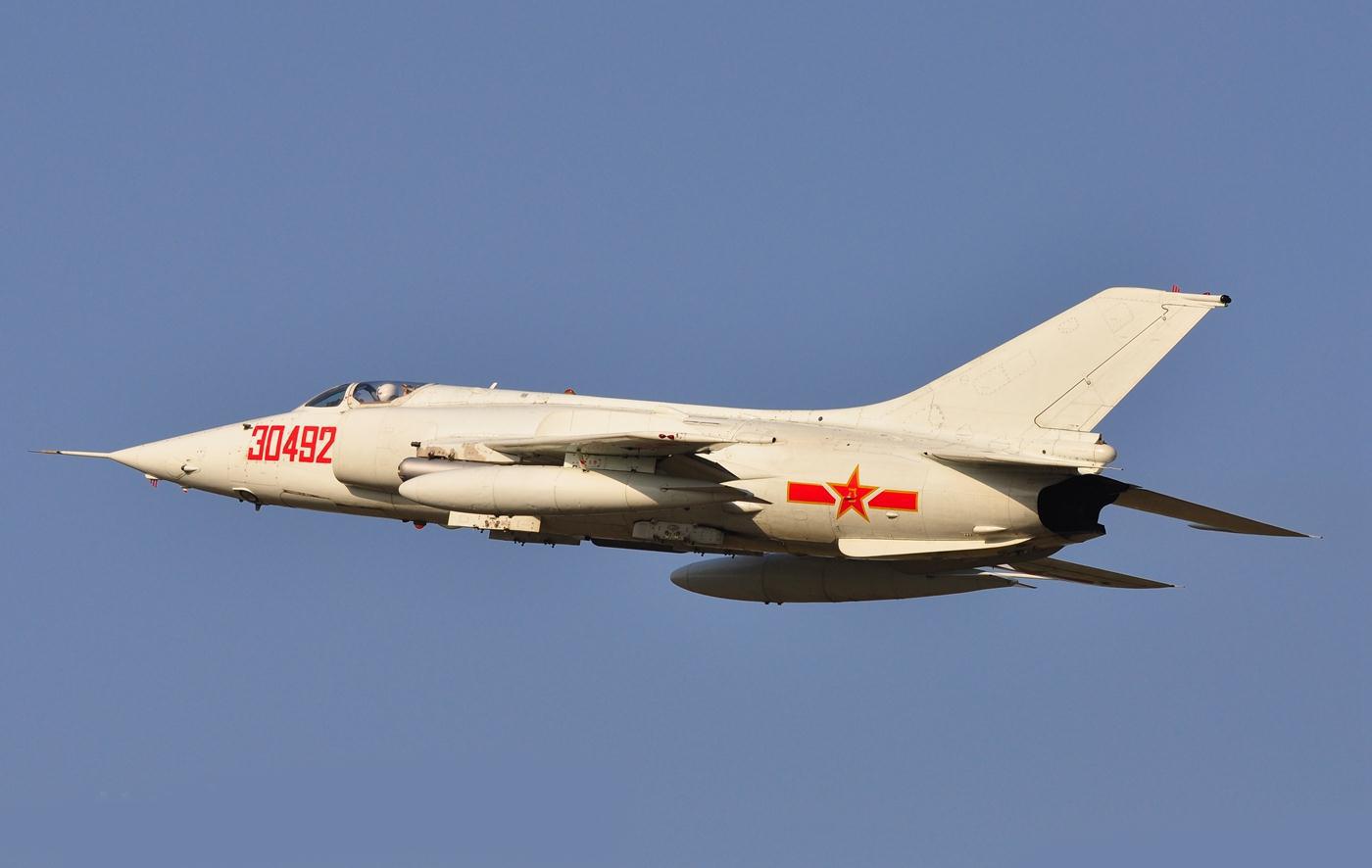 强5攻击机与歼10战斗机的外形比较，相似之处与差异，强5攻击机与歼10战斗机的外形比较，相似之处与差异分析