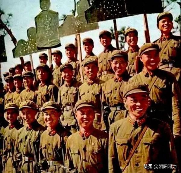 军官帽子与士兵帽子之间的区别，象征权力的差异与细节对比，军官与士兵帽子，权力象征与细节对比的对比解析