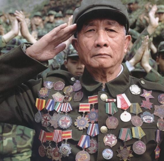 一等功勋章背后的荣耀与探索，勋章材质与象征意义解析，一等功勋章，荣耀背后的探索与象征意义的解析