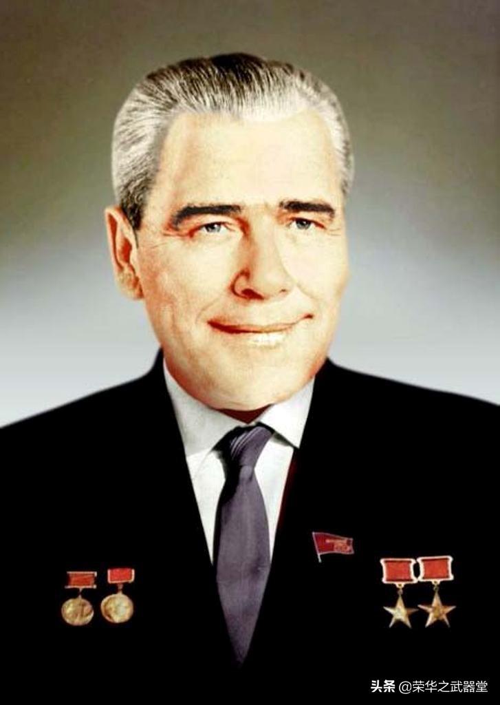 火箭军16式军服,展现新时代军人的风采与荣耀,火箭军16式军服,新时代军人的风采与荣耀展现