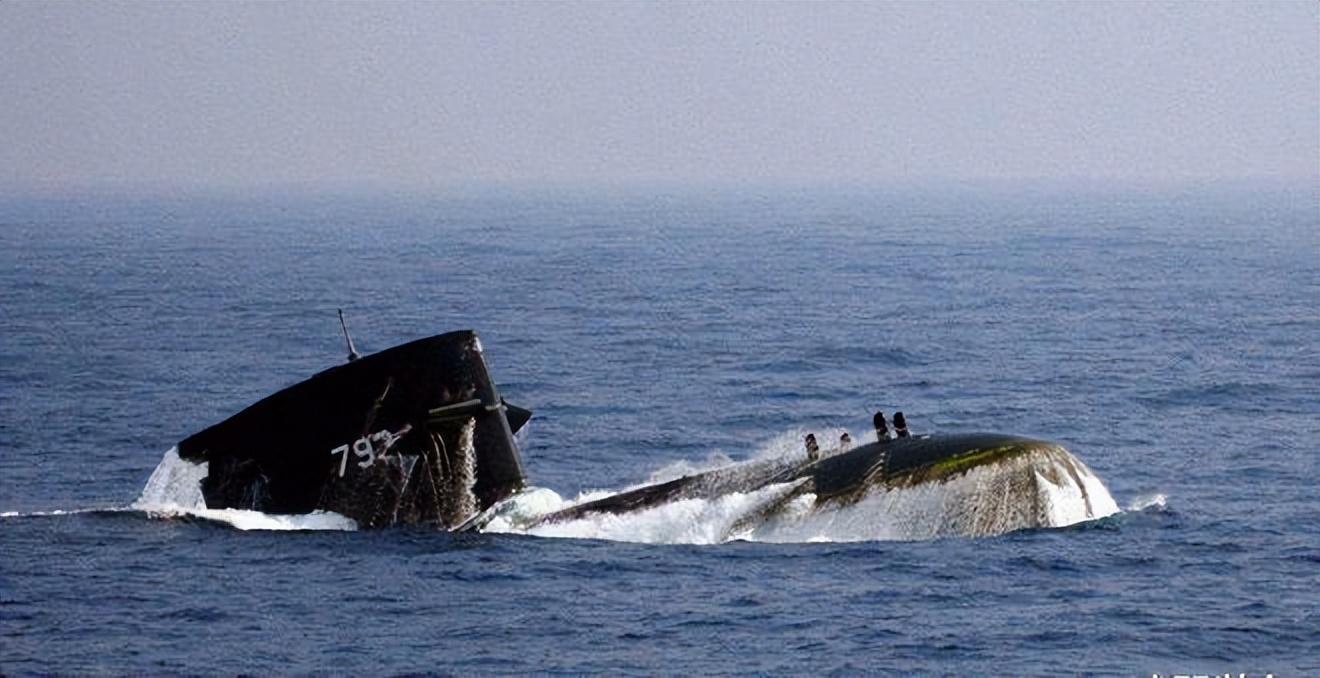 潜艇能否击沉驱逐舰,一场深海博弈的探讨,深海博弈,潜艇能否击沉驱逐舰?