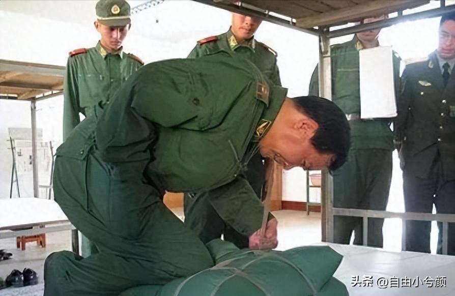 丁晓兵独臂拿枪照片,坚韧不拔的精神象征,丁晓兵独臂拿枪照片,坚韧精神的象征