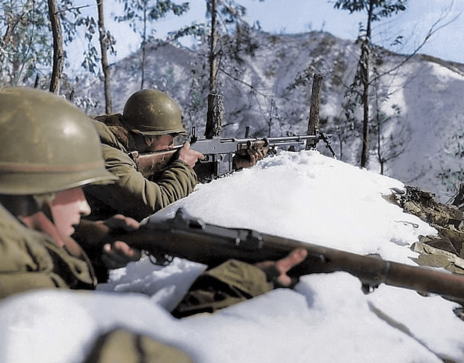 美军装备在转变,1950年的军事装备概览,美军装备转型揭秘,回顾1950年代的军事装备概览