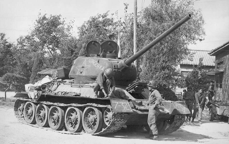 美军装备在转变,1950年的军事装备概览,美军装备转型揭秘,回顾1950年代的军事装备概览