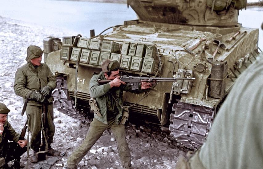 美军装备在转变,1950年的军事装备概览,美军装备转型揭秘,回顾1950年代的军事装备概览