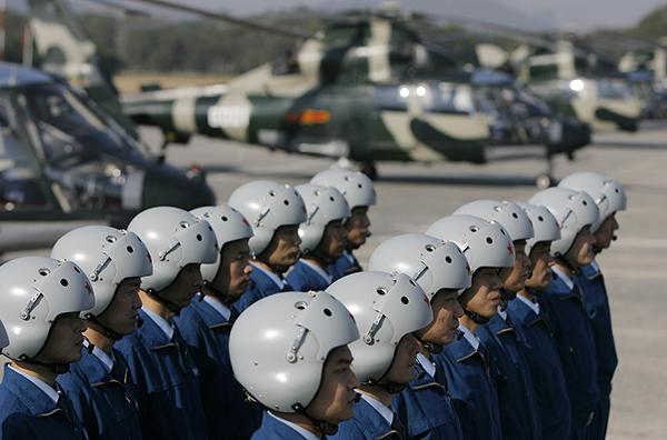 走进历史与现代交融的驻港部队石岗军营——探寻2010年的足迹，探寻历史与现代交融的驻港部队石岗军营足迹——走进时光隧道中的驻港部队纪实