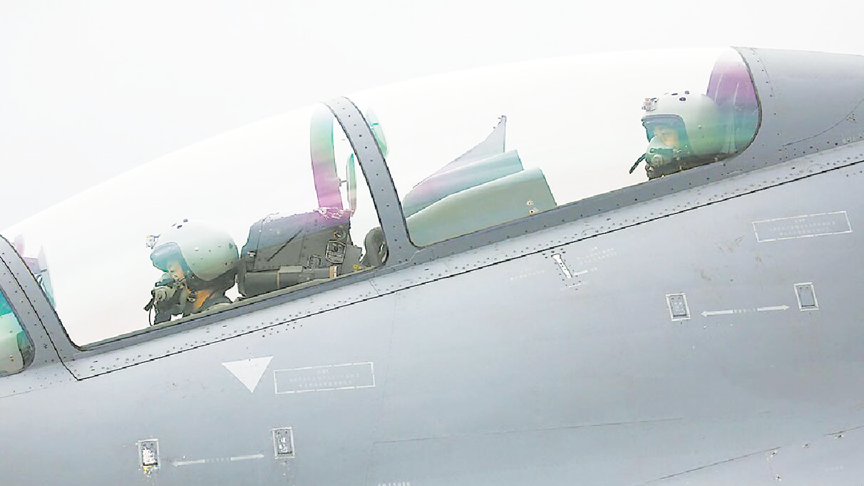 歼15座舱图片，探索中国航母舰载机的驾驶环境，中国航母舰载机歼15座舱揭秘，探索驾驶环境