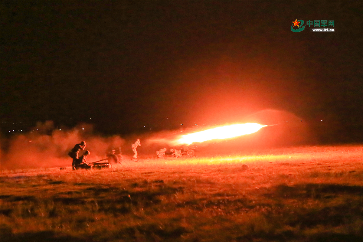 火箭弹出膛瞬间的震撼,火箭发射瞬间的震撼瞬间