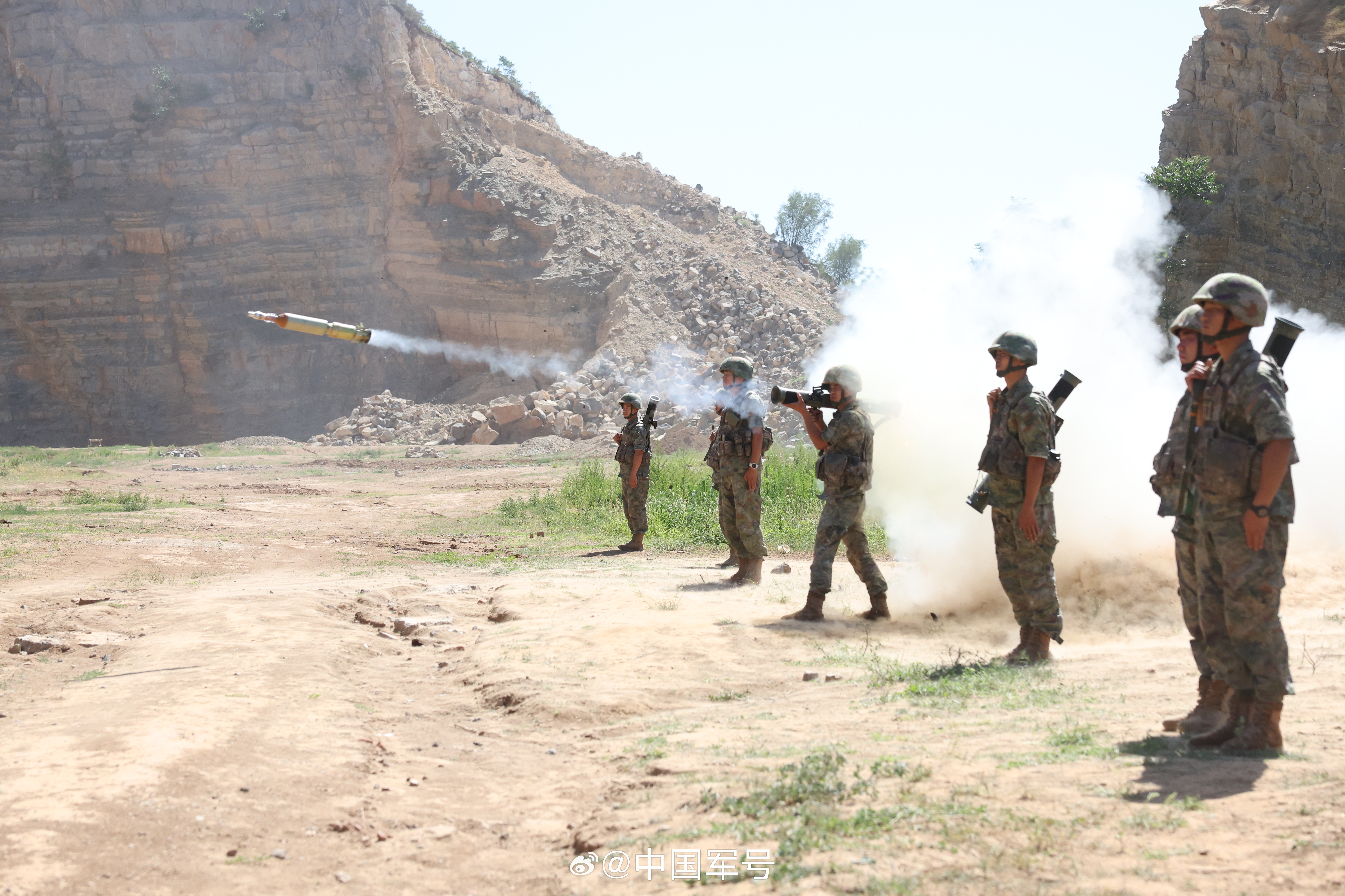 火箭弹出膛瞬间的震撼,火箭发射瞬间的震撼瞬间
