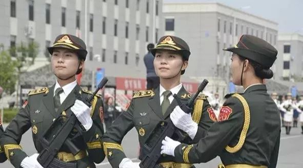 阅兵仪式上走在前面的军衔解析，阅兵仪式上走在前面的军衔详解