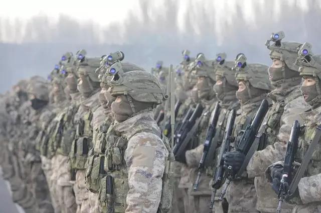 星空迷彩服全军换装了吗？——中国军队服饰变革的探讨，中国军队服饰变革，星空迷彩服是否已全军换装？