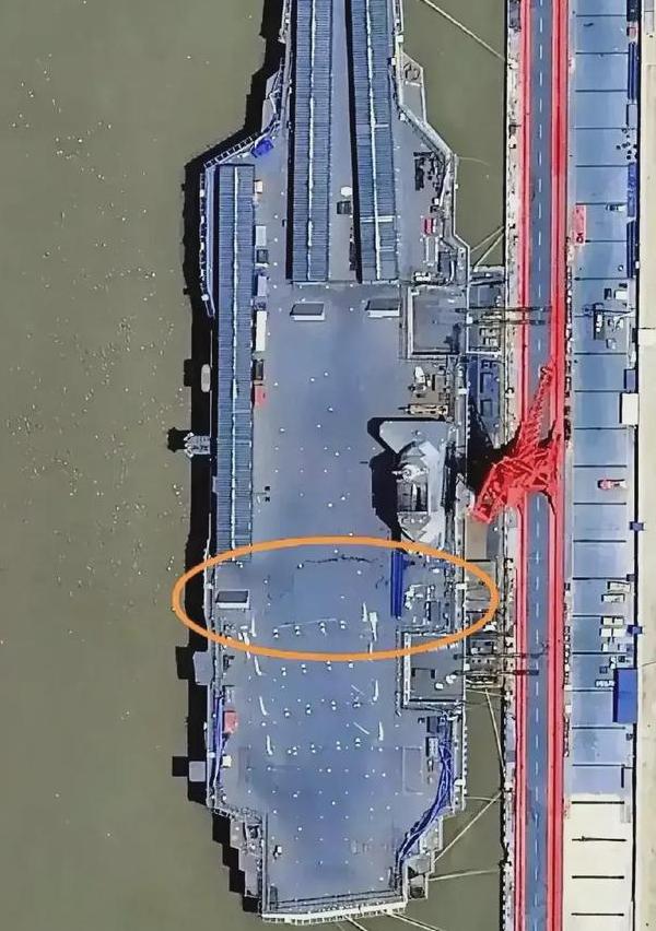 航空母舰，简称航母，一种强大的海上力量象征，航空母舰，海上力量的强大象征