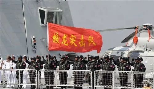 蛟龙突击队伞降，英勇无畏的特种作战行动，蛟龙突击队伞降，特种作战英勇行动