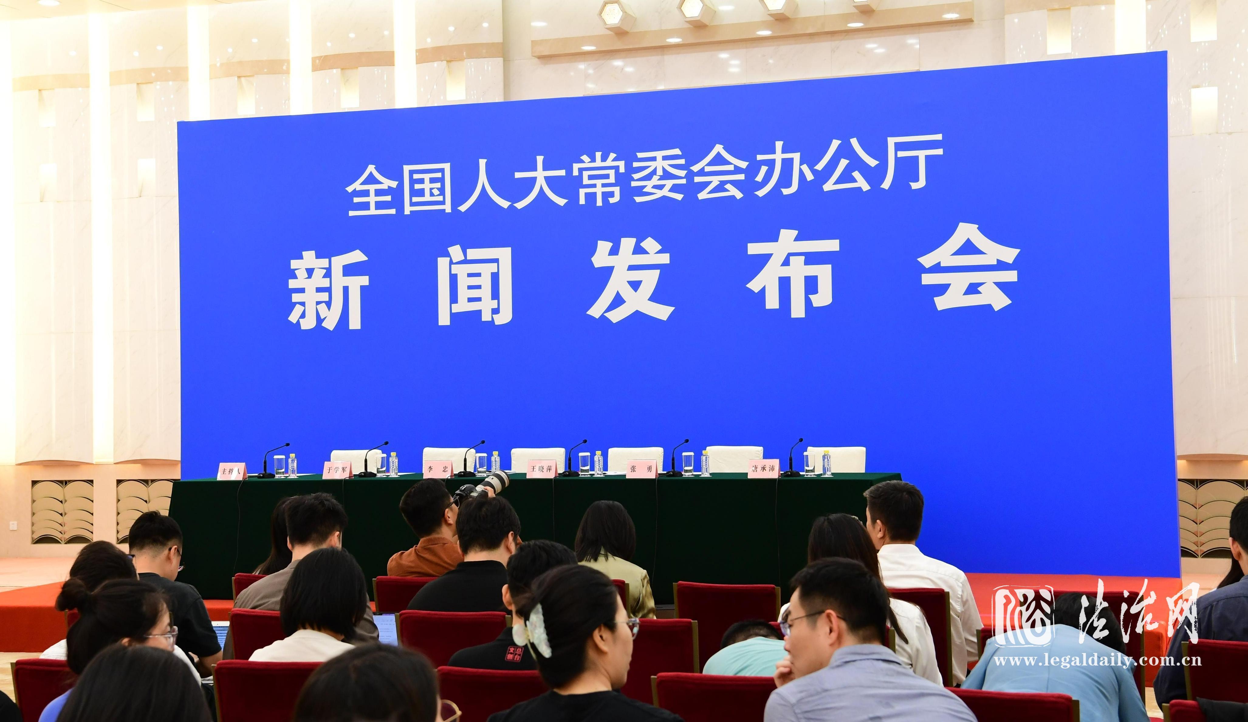 周末新闻发布会，打破常规，传递即时信息，周末新闻发布会，即时信息打破常规传递