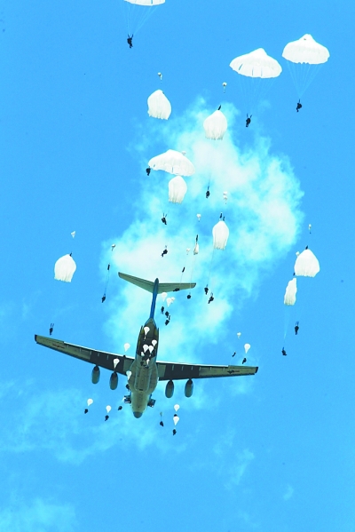 湖北黄陂空降兵,英勇无畏的空中利刃,湖北黄陂空降兵,英勇空中利刃展雄风