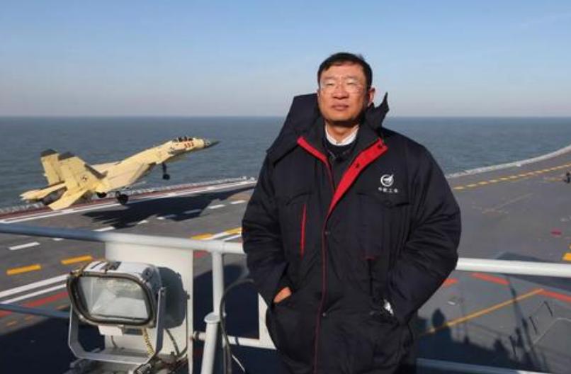 歼-15战斗机首次着舰成功，中国海军航空兵迈入新纪元，歼-15战斗机成功首飞，中国海军航空兵迈入新纪元里程碑时刻